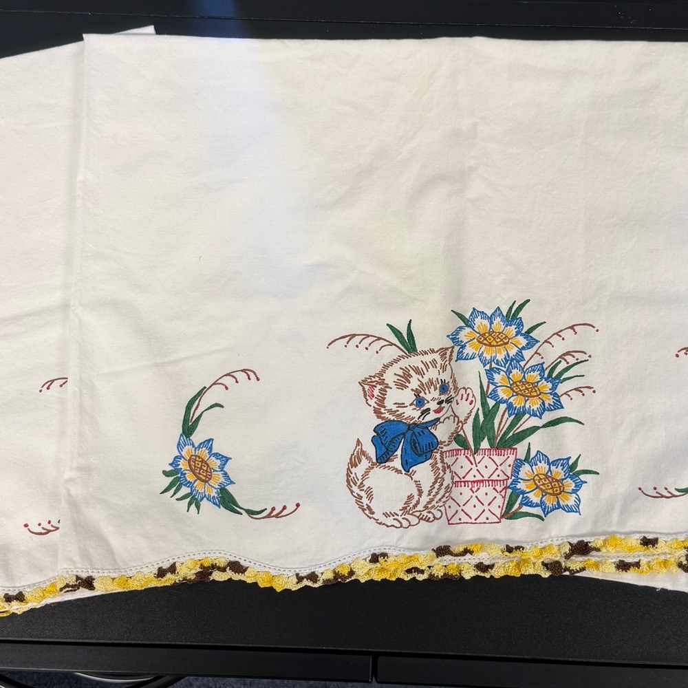 Pillow Cases (2) Embroidered Kitten Floral Linen Crochet Vintage - Picture 4 of 5